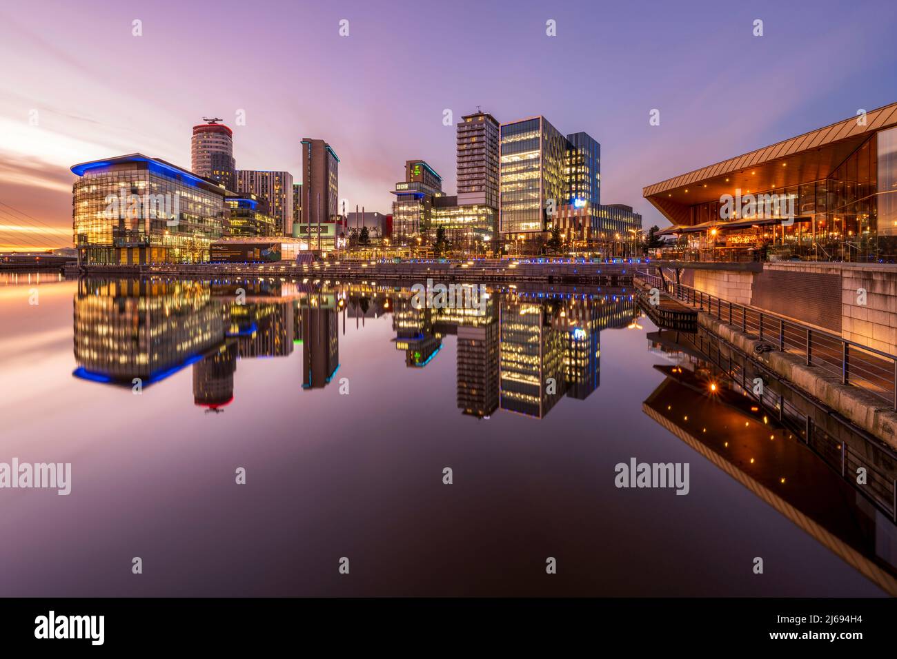 Vista speculare al tramonto di Salford Quays e Media City, Salford, Manchester, Inghilterra, Regno Unito Foto Stock