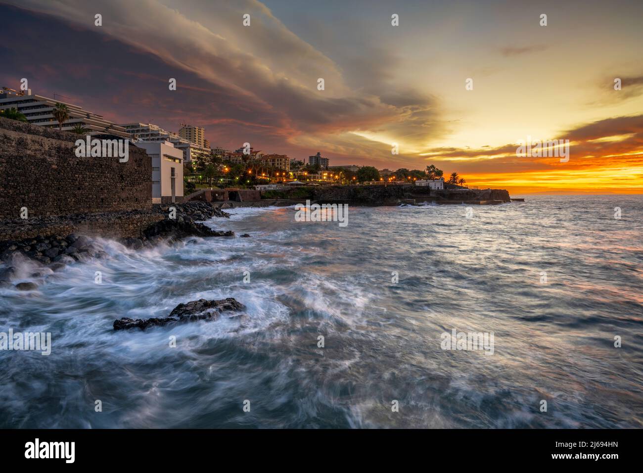 Vista costiera con cielo drammatico, Funchal, Madeira, Portogallo, Atlantico, Europa Foto Stock
