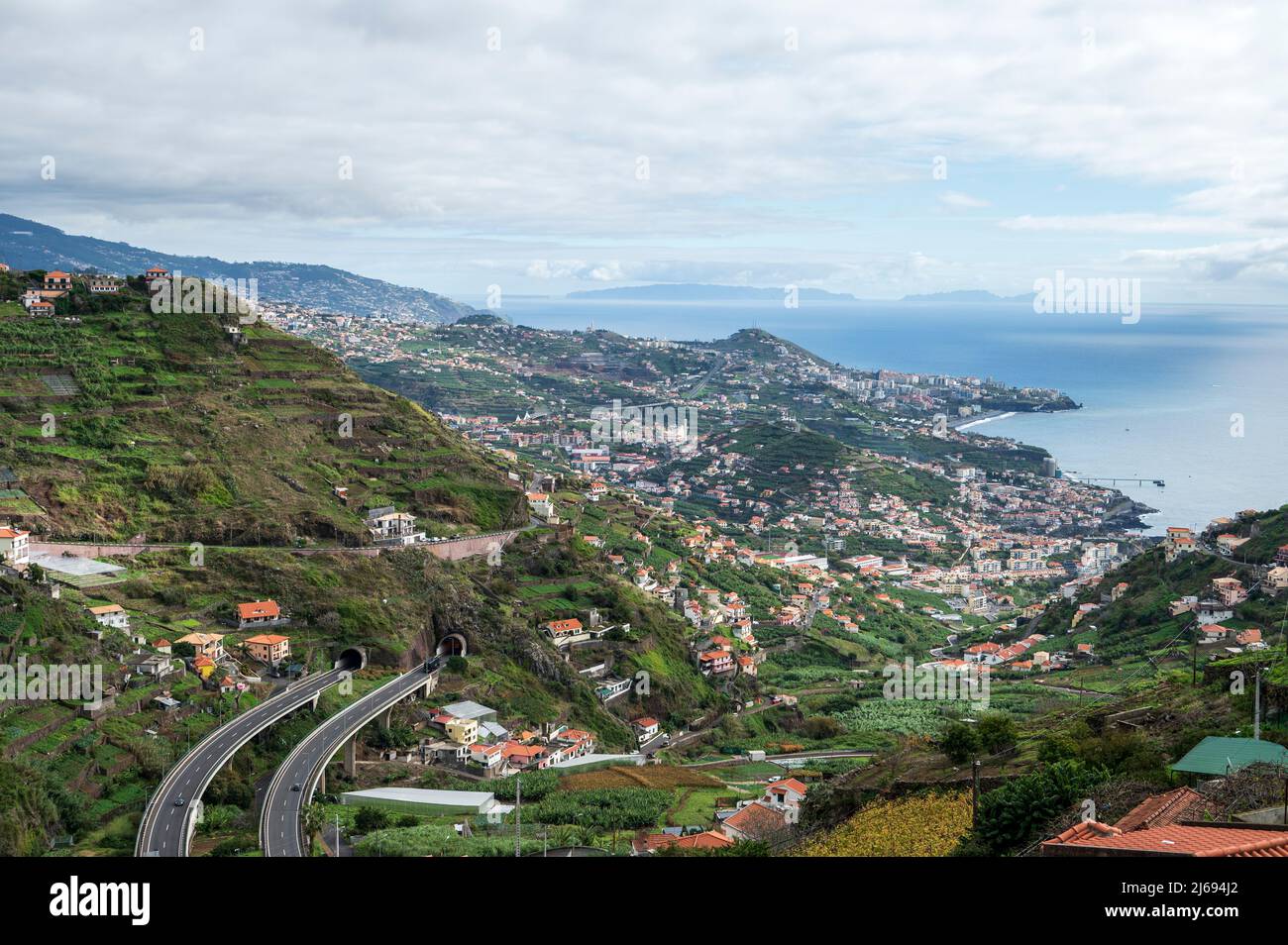 Strada sopra Funchal visto dalla posizione elevata, Madeira, Portogallo, Atlantico, Europa Foto Stock