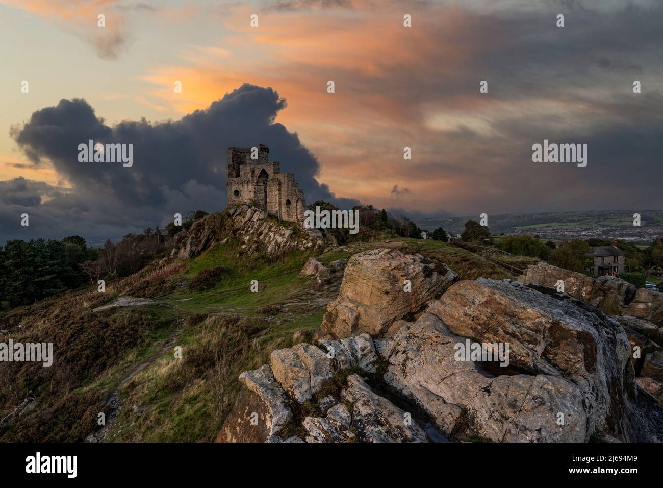 Castello di Cop di mucca con cielo tempestoso al tramonto, Cheshire, Inghilterra, Regno Unito, Europa Foto Stock
