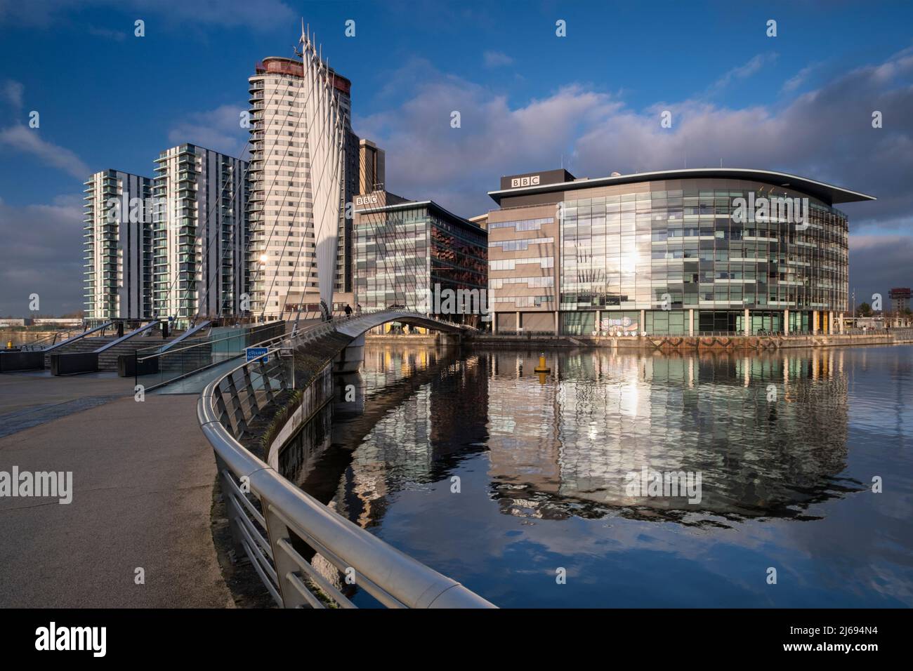 Ponte pedonale di Media City e BBC Studios, MediaCityUK, Salford Quays, Salford, Manchester, Inghilterra, Regno Unito Foto Stock