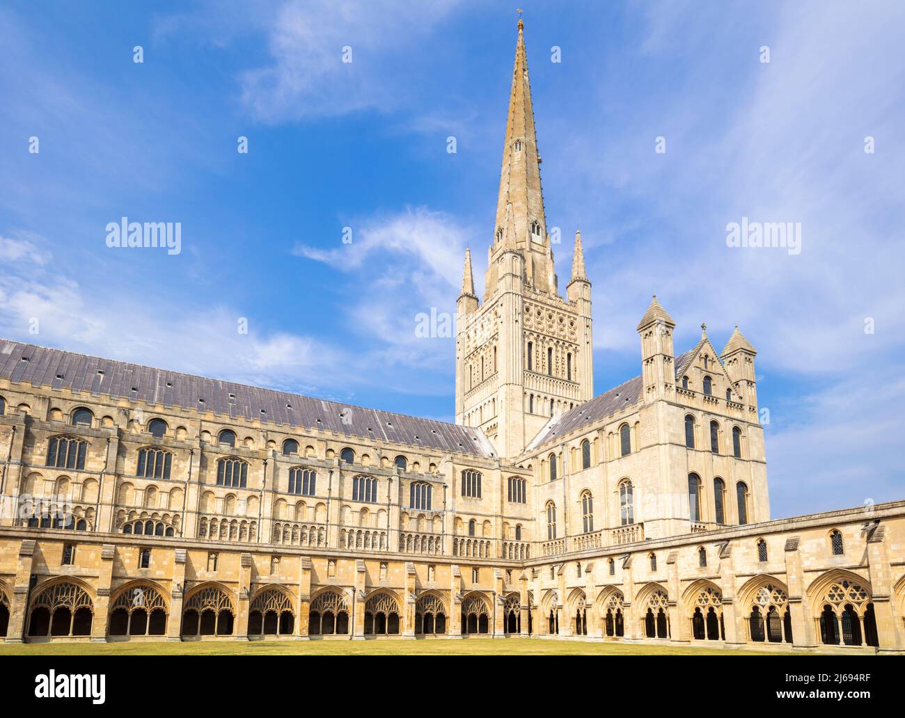 Chiostri della cattedrale, transetto sud e guglia della cattedrale di Norwich, Norwich, Norfolk, East Anglia, Inghilterra, Regno Unito Foto Stock