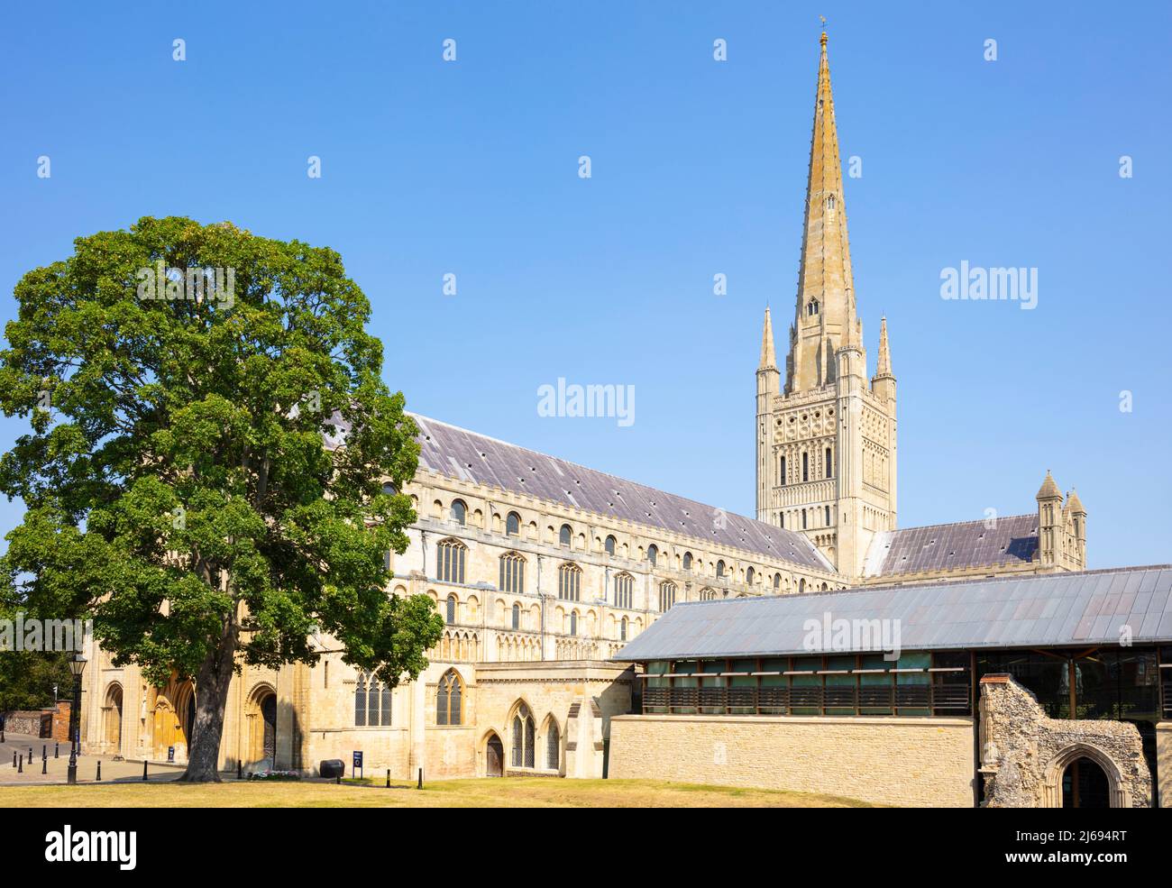 Cattedrale di Norwich con nuovo Refettorio, osteria e guglia, Norwich, Norfolk, East Anglia, Inghilterra, Regno Unito Foto Stock