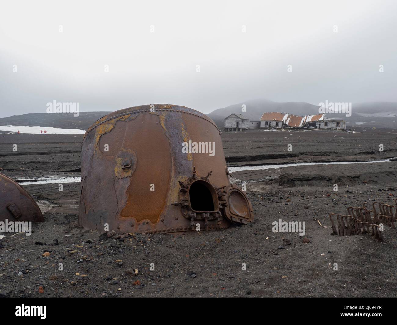 I resti di una vecchia stazione di caccia alle balene a Deception Island, un vulcano attivo che è eruttato l'ultima volta nel 1969, Antartide, regioni polari Foto Stock