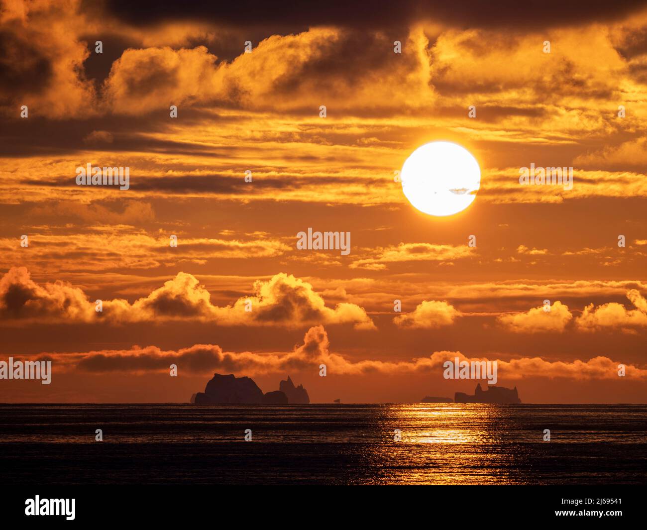 Tramonto su un grande iceberg in mare verso l'isola di Pietro i, Bellingshausen Mare, Antartide, regioni polari Foto Stock