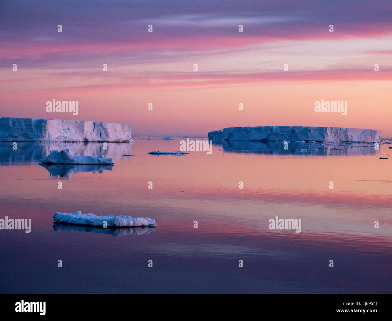 Tramonto su ghiaccio tabulare e glaciale vicino a Snow Hill Island, Weddell Sea, Antartide, Polar regioni Foto Stock