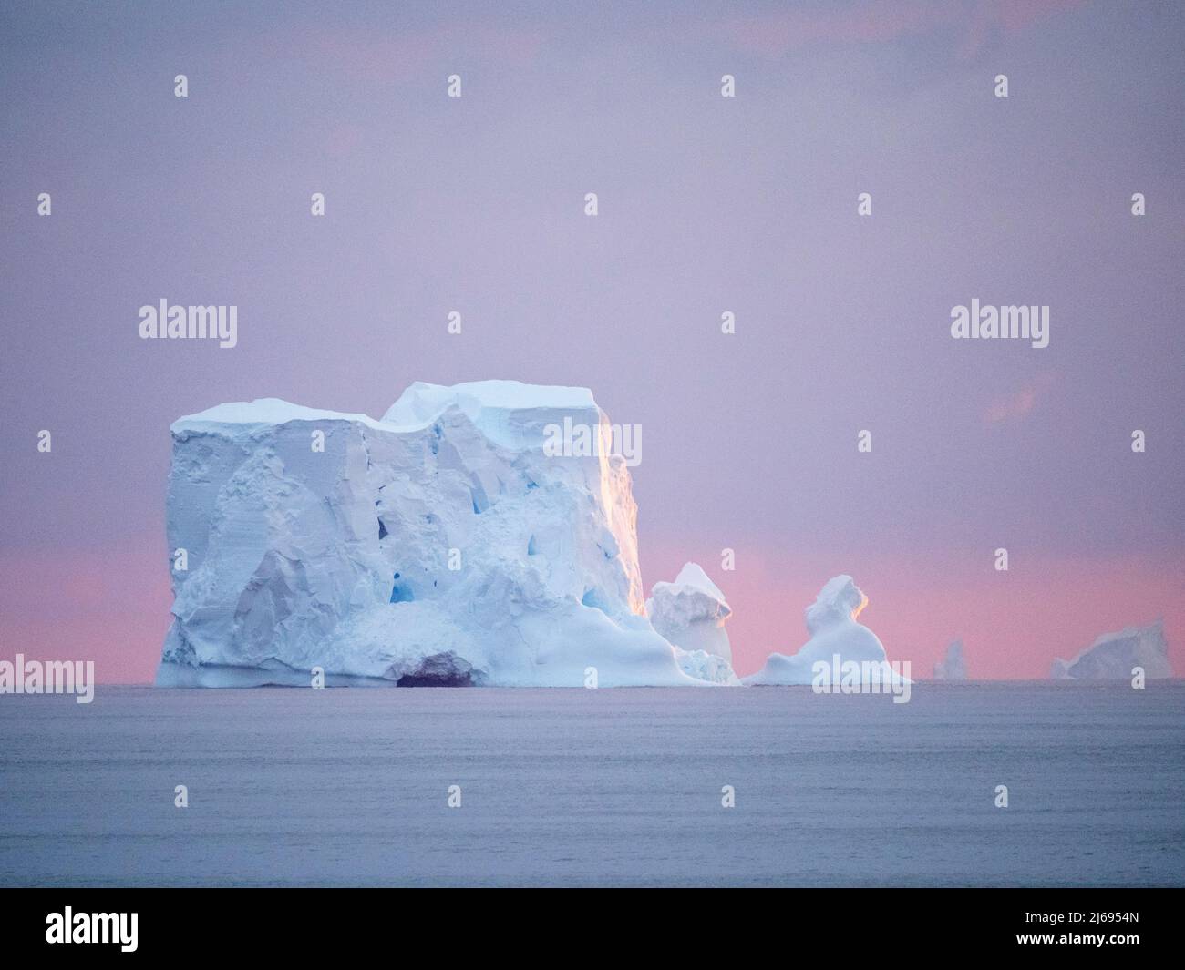 Tramonto su un grande iceberg in mare verso l'isola di Pietro i, Bellingshausen Mare, Antartide, regioni polari Foto Stock