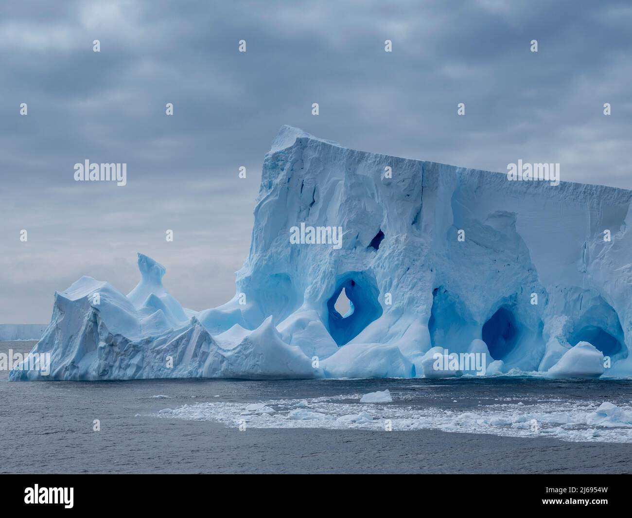 Un grande iceberg con buchi e archi si formò in esso vicino a Coronation Island, South Orkneys, Antartide, Polar regioni Foto Stock