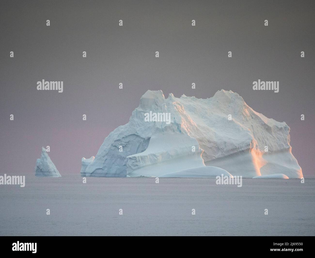 Tramonto su un grande iceberg in mare verso l'isola di Pietro i, Bellingshausen Mare, Antartide, regioni polari Foto Stock