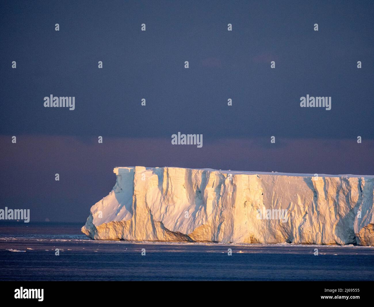 Tramonto su un grande iceberg in mare verso l'isola di Pietro i, Bellingshausen Mare, Antartide, regioni polari Foto Stock