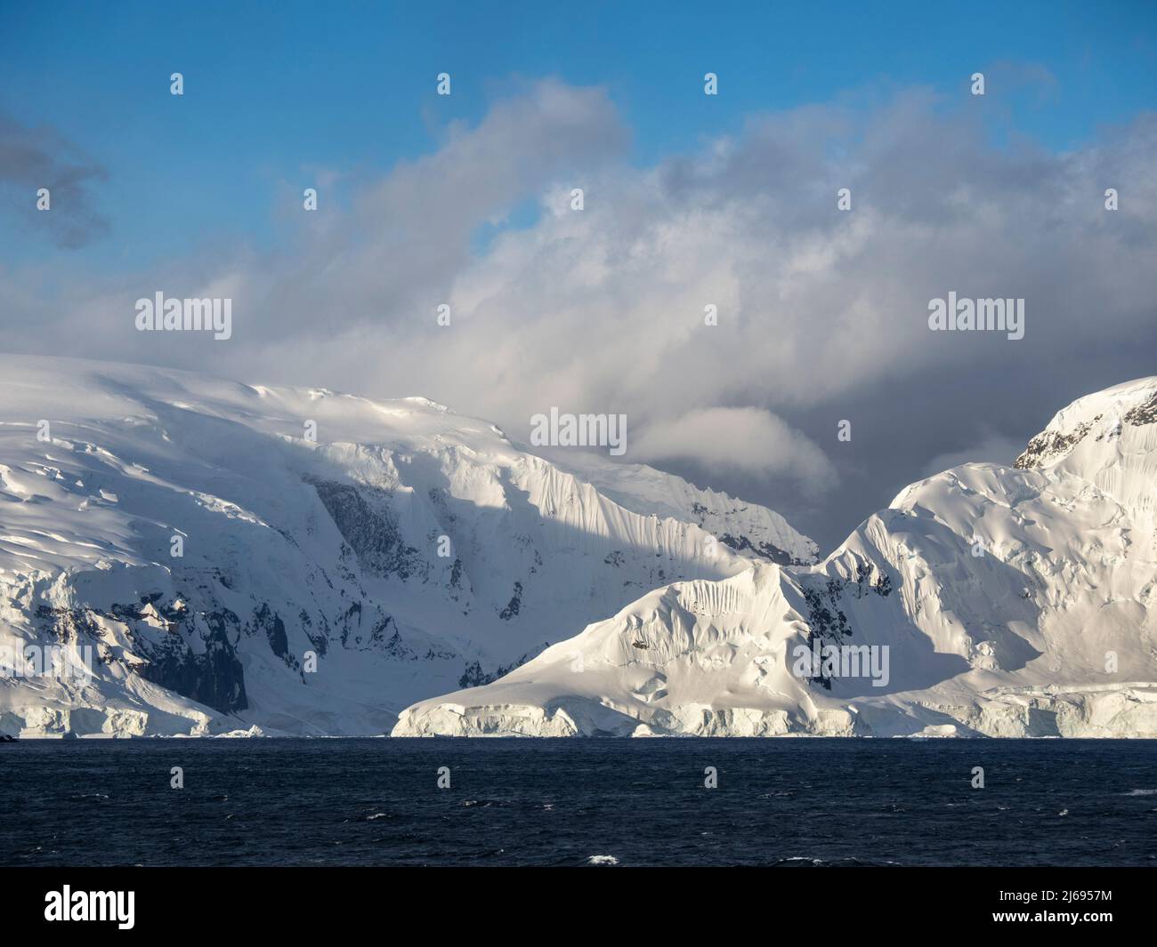 Montagne innevate sull'isola di Danco, di fronte alla penisola antartica, Antartide, Polar regioni Foto Stock