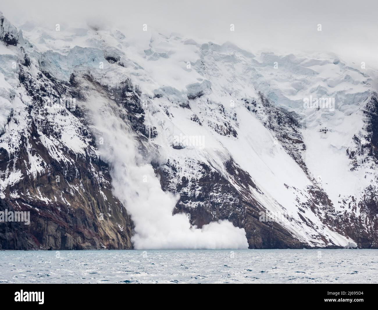 Una valanga di ghiaccio cadente sull'isola di Thule, un'isola vulcanica nelle isole di Sandwich del Sud, nell'Atlantico del Sud, nelle regioni polari Foto Stock