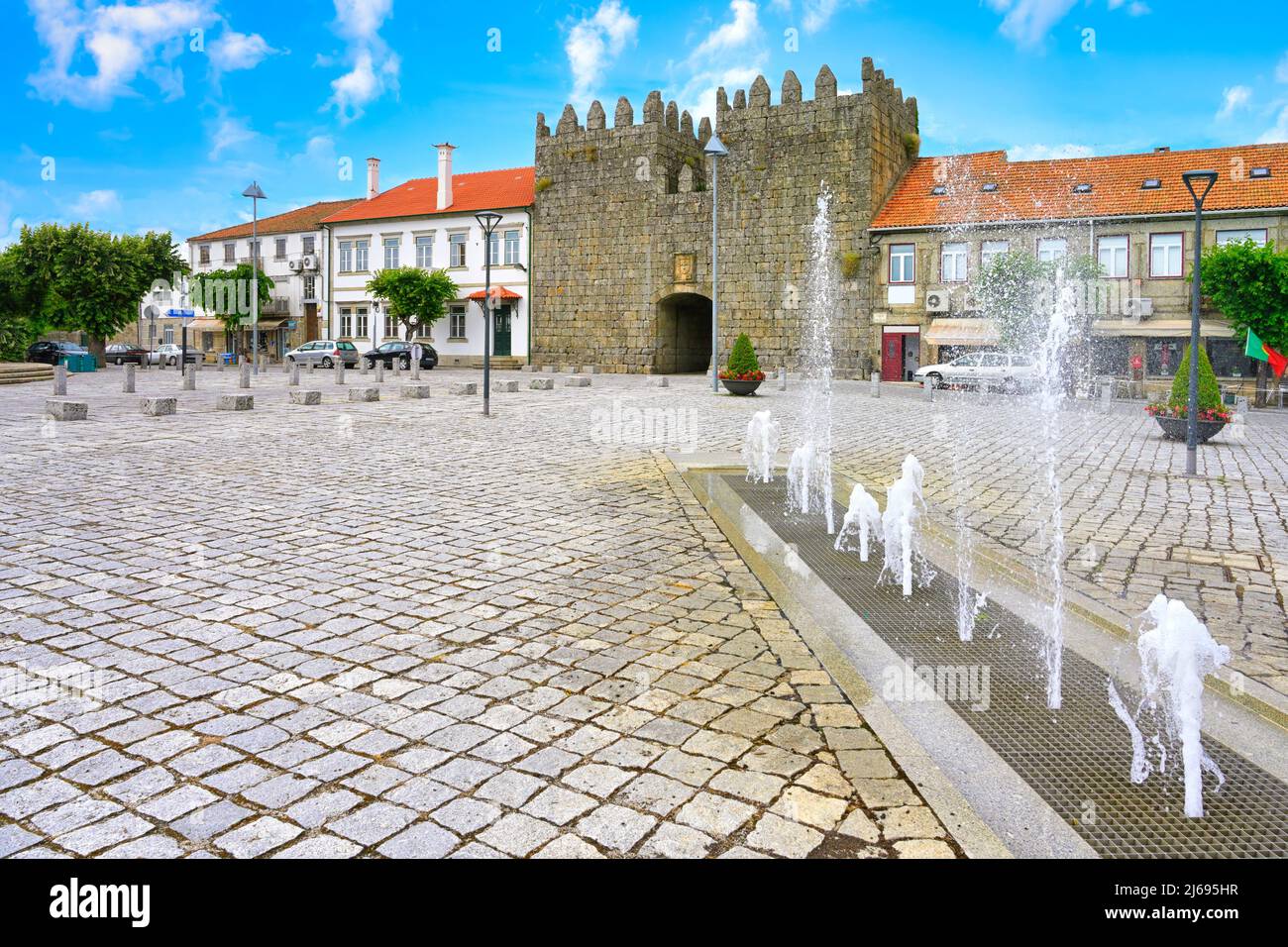 Fontana di fronte alla porta del Re, Trancoso, Serra da Estrela, Centro, Portogallo Foto Stock