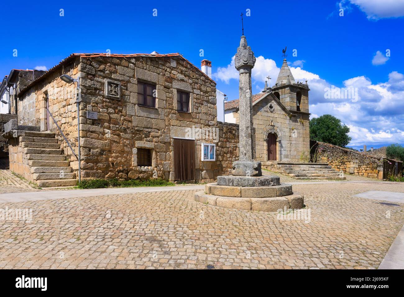 Pilloria di pietra e Chiesa principale, villaggio di Idanha-a-Velha, Serra da Estrela, Beira alta, Portogallo, Europa Foto Stock