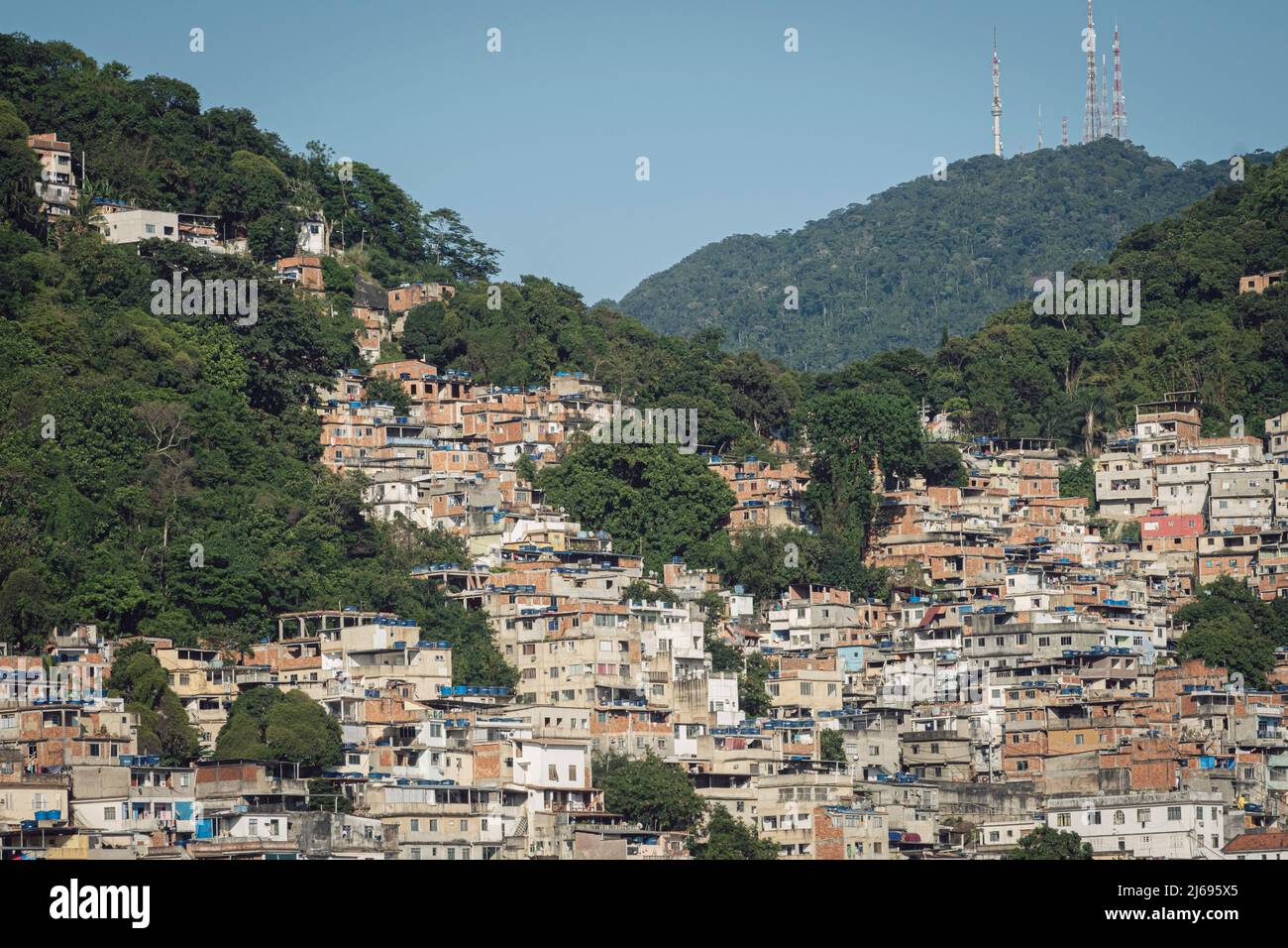 Tabajaras-Cabritos favela slum, comunità impoverita con alloggi poveri, Parco Nazionale Tijuca, Rio de Janeiro, Brasile Foto Stock