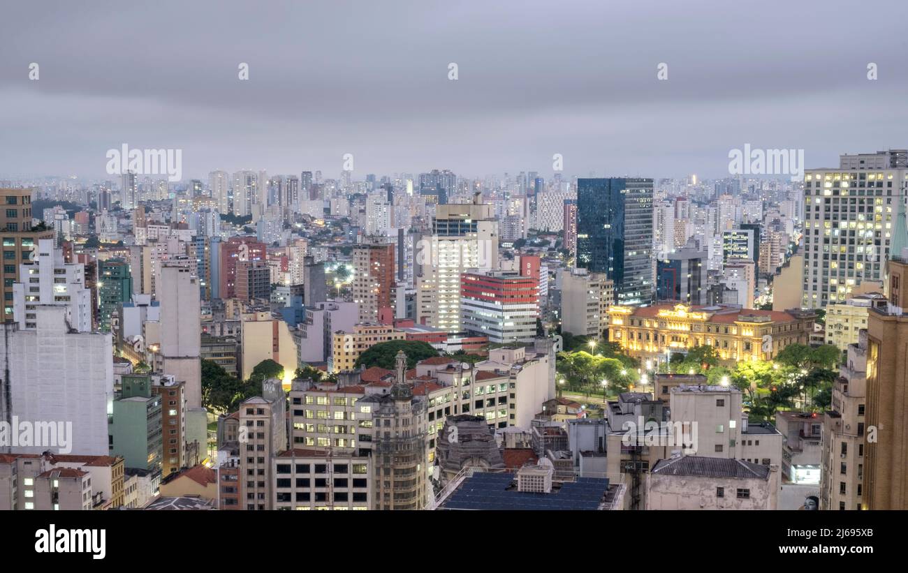 Vista elevata del centro città, centro città che mostra l'edificio illuminato Tribunal de Justica (Corte di giustizia), San Paolo, Brasile Foto Stock