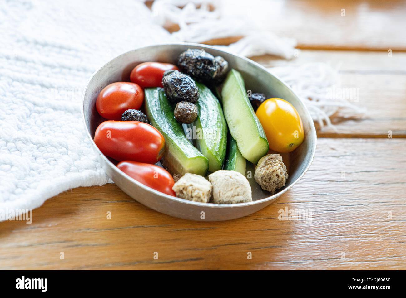 Pomodori freschi e cetrioli in una ciotola, ingredienti principali della cucina greca, isola di Creta, isole greche, Grecia, Europa Foto Stock