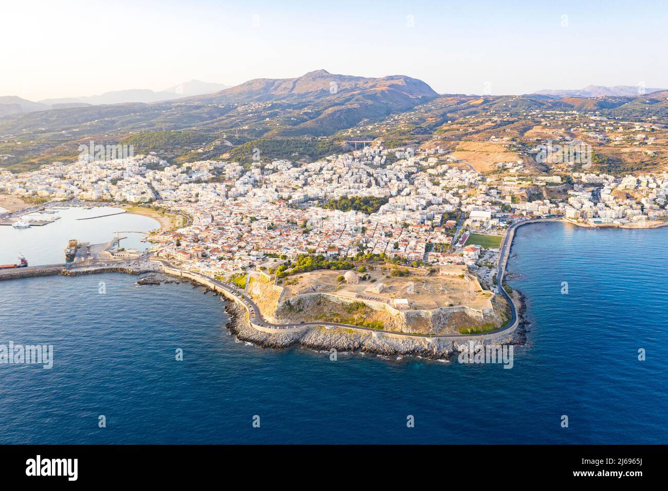 Veduta aerea del vecchio porto veneziano e Fortezza, cittadella della città balneare di Rethymno, isola di Creta, Isole greche, Grecia, Europa Foto Stock