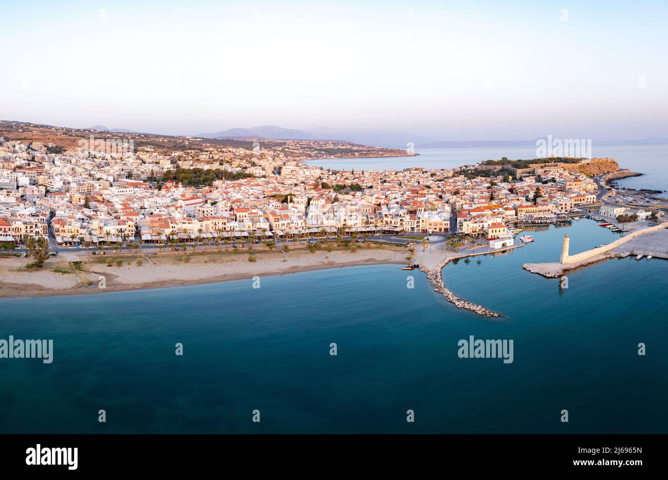 Vista panoramica aerea del vecchio porto veneziano e della città medievale di Rethymno all'alba, Creta isola, Isole Greche, Grecia, Europa Foto Stock