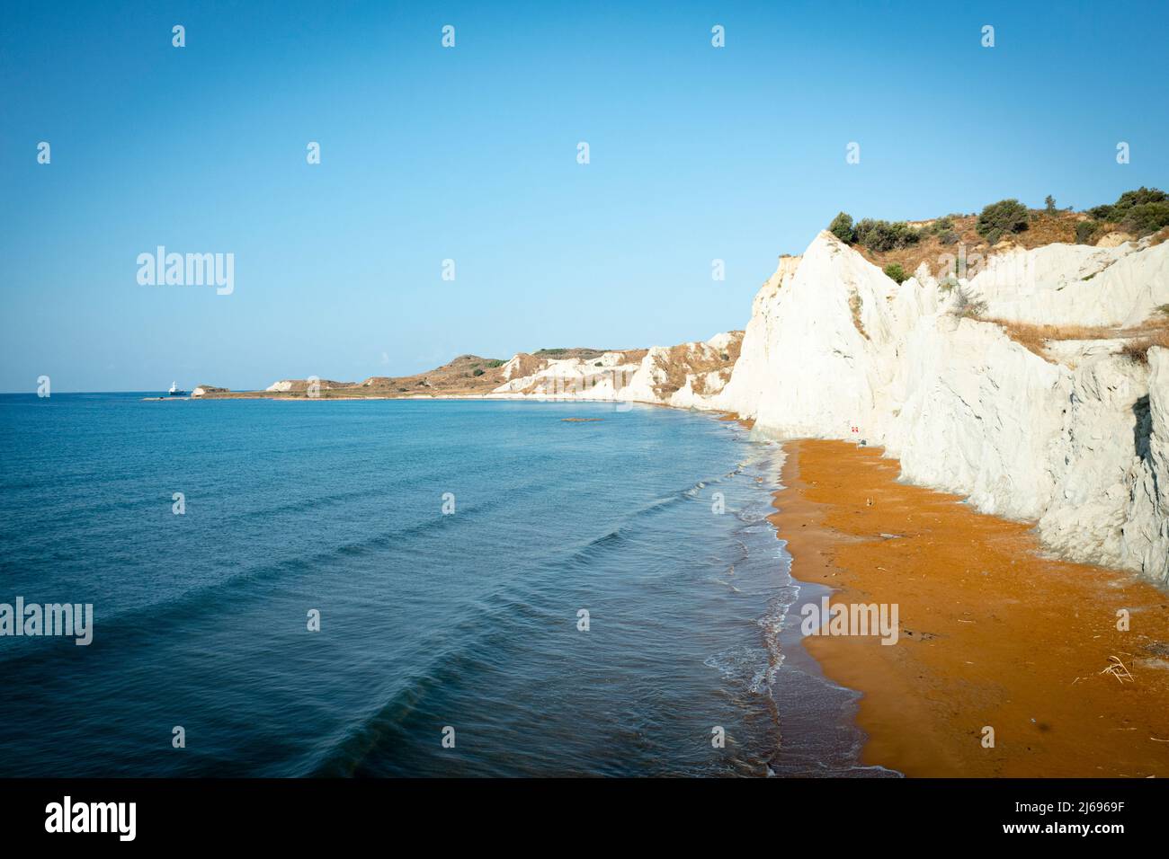 Alba sulla sabbia dorata della spiaggia di Xi circondata da maestose scogliere calcaree, Cefalonia, Isole IONIE, Isole Greche, Grecia, Europa Foto Stock