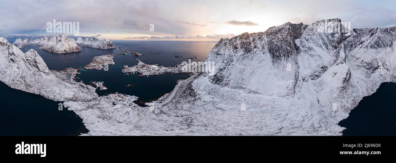 Nuvole sul lago di Reinevatnet, Reinebringen e Olstind cime innevate, Reine Bay, Isole Lofoten, Norvegia, Scandinavia, Europa Foto Stock