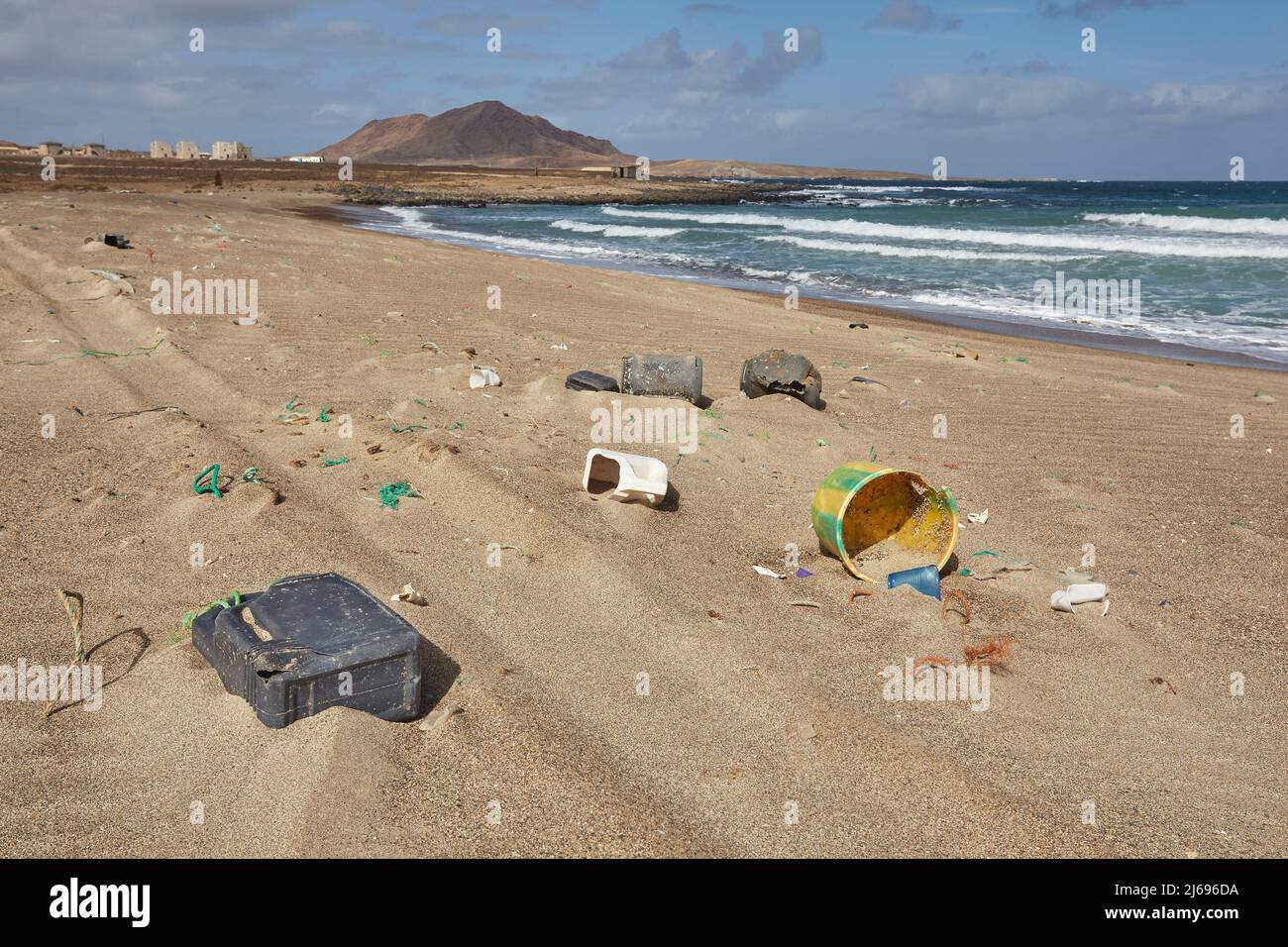 Inquinamento plastico sulla spiaggia di Baia Parda, costa orientale di SAL, Isole di Capo Verde, Atlantico, Africa Foto Stock