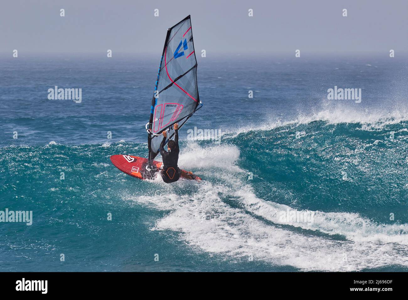 Windsurf su Atlantic Rolls a Ponta Preta, costa sud-occidentale di SAL, Isole di Capo Verde, Atlantico, Africa Foto Stock