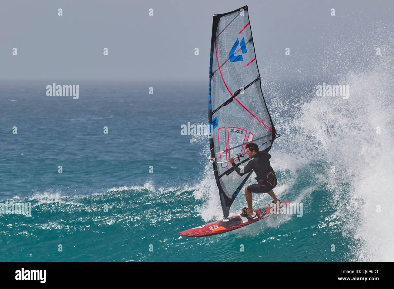 Windsurf su Atlantic Rolls a Ponta Preta, costa sud-occidentale di SAL, Isole di Capo Verde, Atlantico, Africa Foto Stock