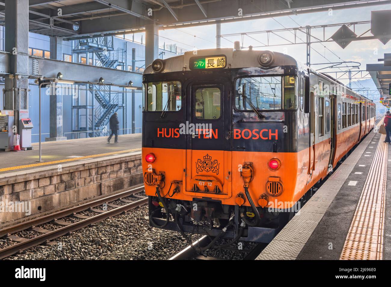 kyushu, giappone - dicembre 10 2021: Huis Ten Bosch treno sulla pista della stazione di Isahaya in direzione del parco a tema olandese della stazione di Sasebo a Nagasaki operato Foto Stock