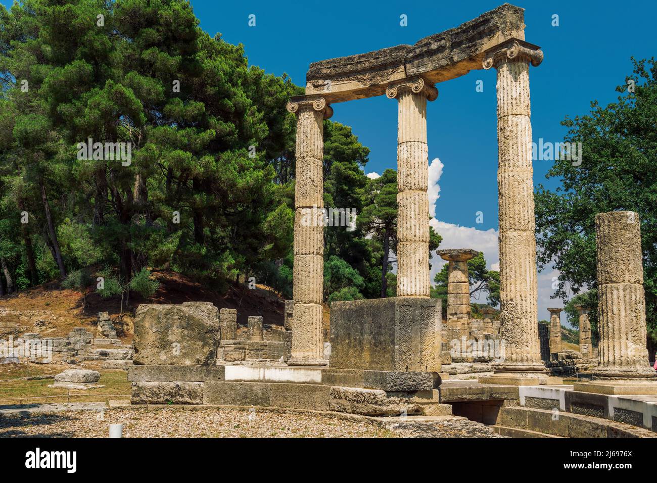 Olympia antica, sito archeologico con colonne circolari commemorative Philippeion, patrimonio mondiale dell'UNESCO, Olympia, Grecia, Europa Foto Stock