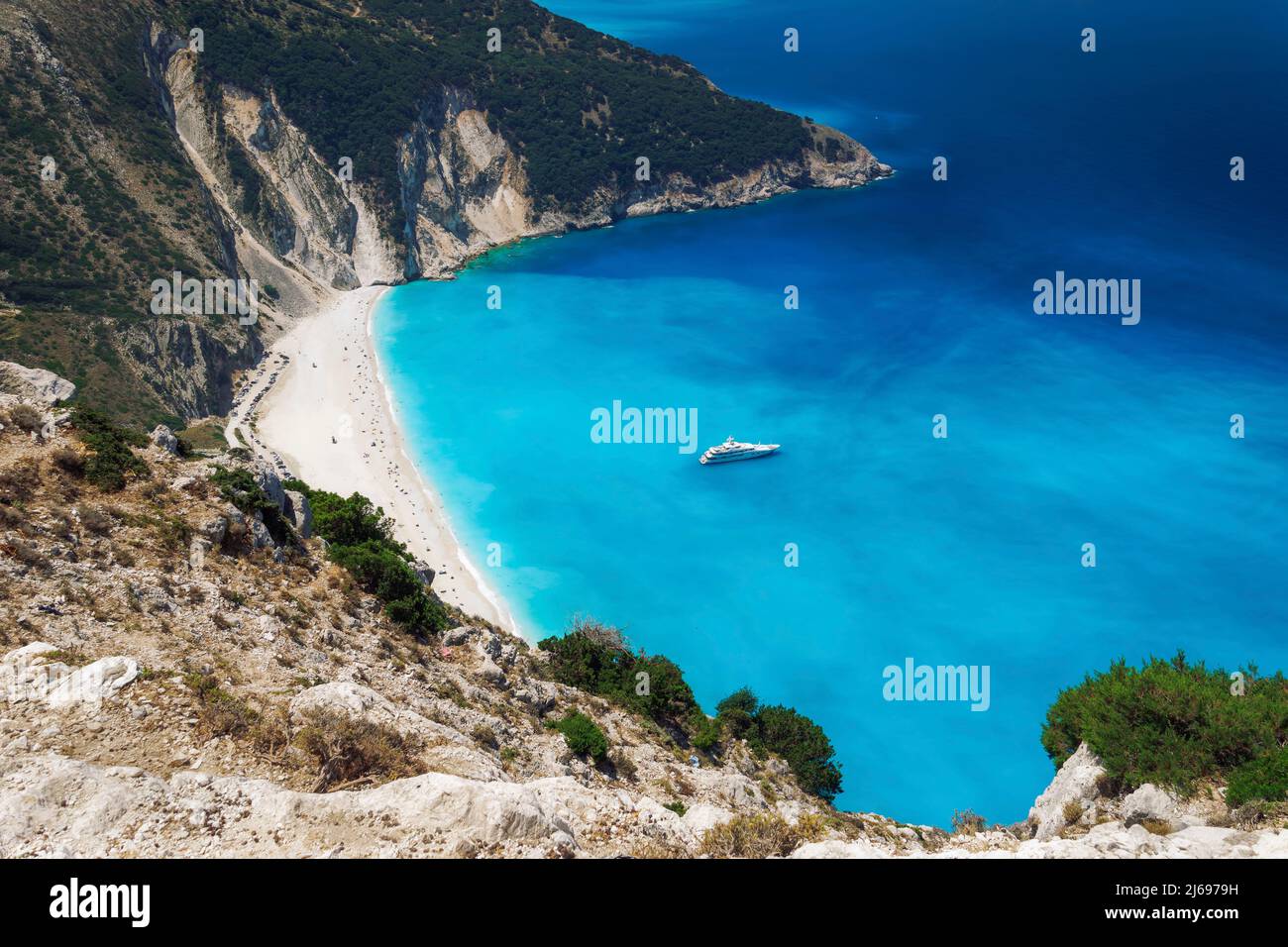 Vista panoramica della famosa spiaggia di Myrtos, con acque cristalline e yacht ormeggiato nell'isola di Cefalonia, Isole Greche, Grecia, Europa Foto Stock