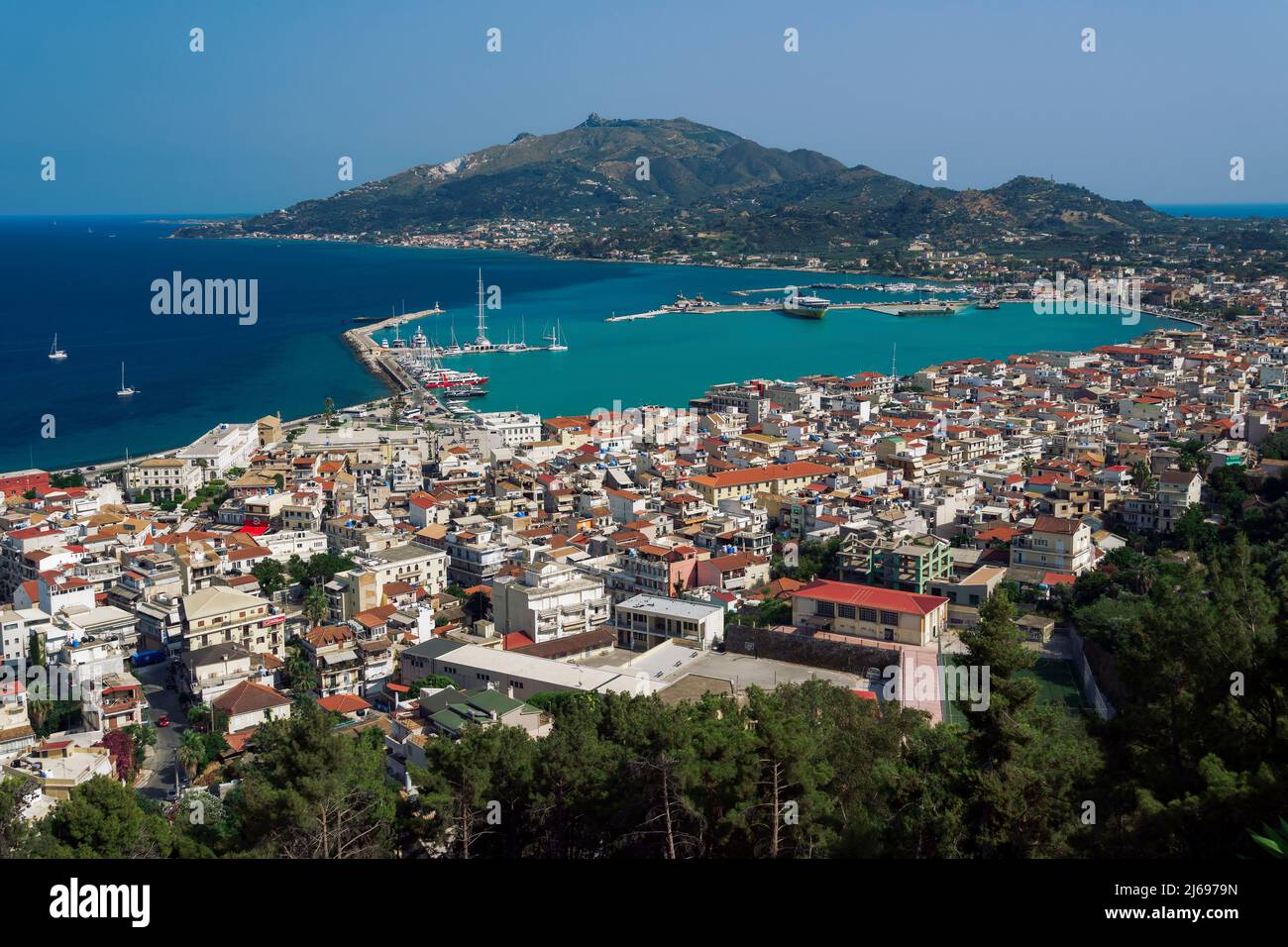 Panorama della città di Zante con tegole arancioni edifici bassi intorno al porto, Zante, Isole IONIE, Isole Greche, Grecia, Europa Foto Stock