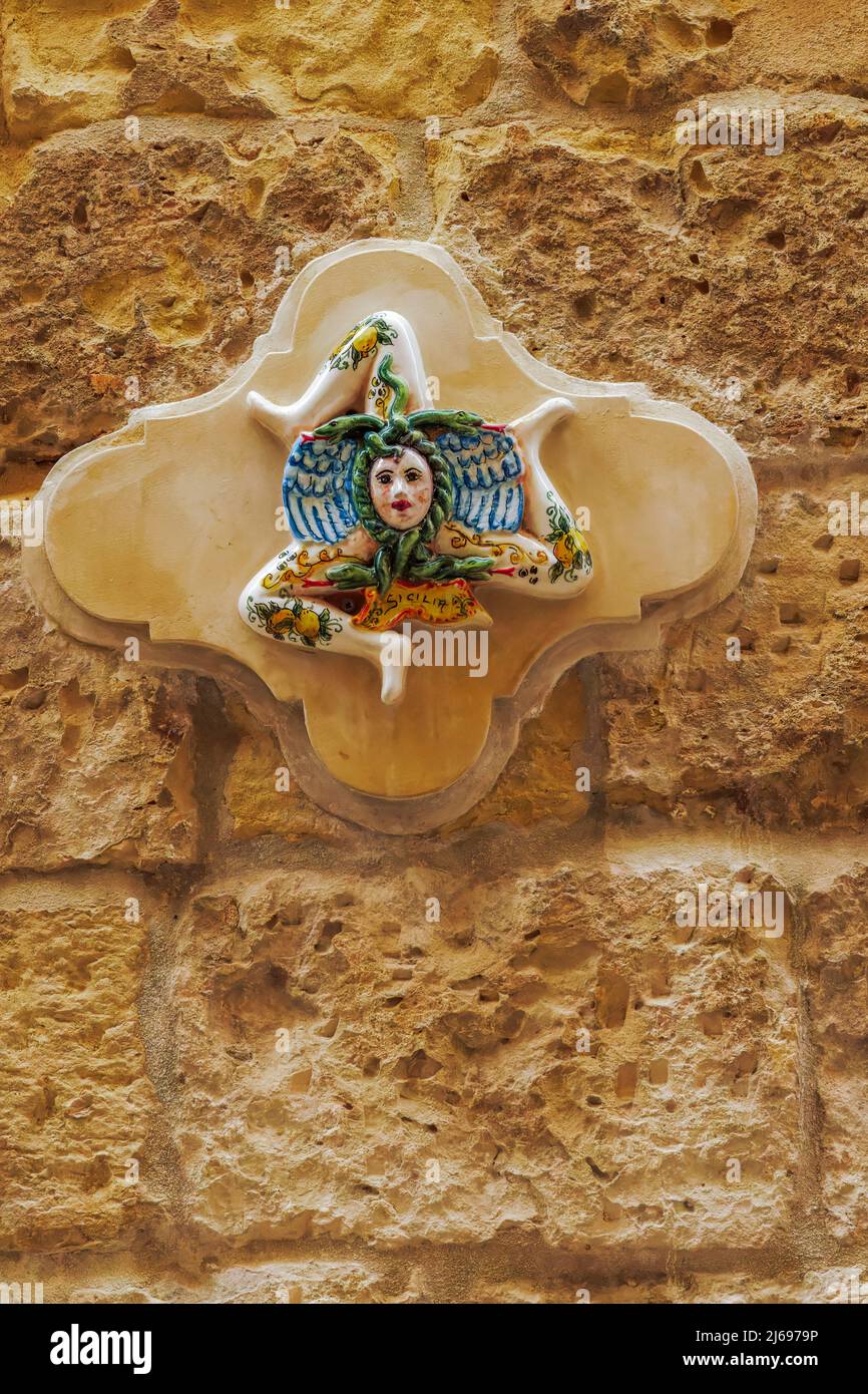 Trinacria femminile a tre zampe simbolo emblematico di Sicilia, Italia, Europa Foto Stock