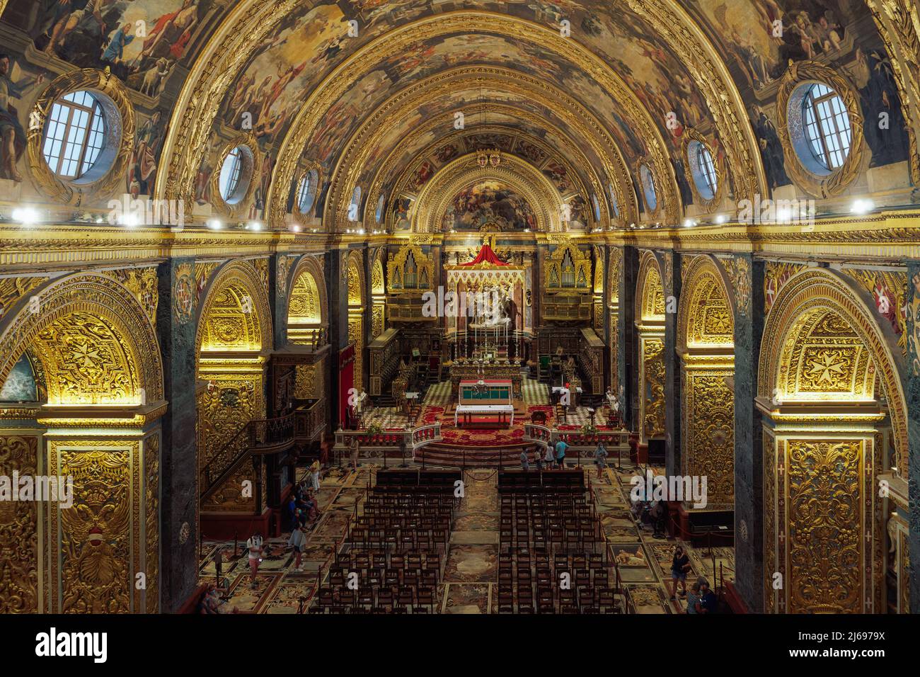 Vista panoramica interna della cattedrale cattolica romana di San Giovanni con simboli a croce dorata maltese sugli archi, Valletta, Malta, Europa Foto Stock