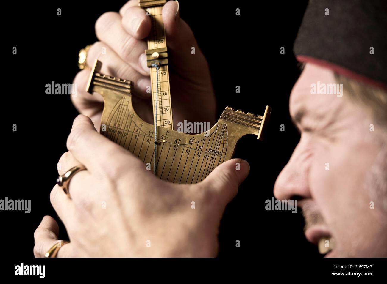 Replica di una Navicula de Venetiis del 14th, uno strumento di misura in ottone utilizzato per la navigazione e dai primi astronomi. Foto Stock