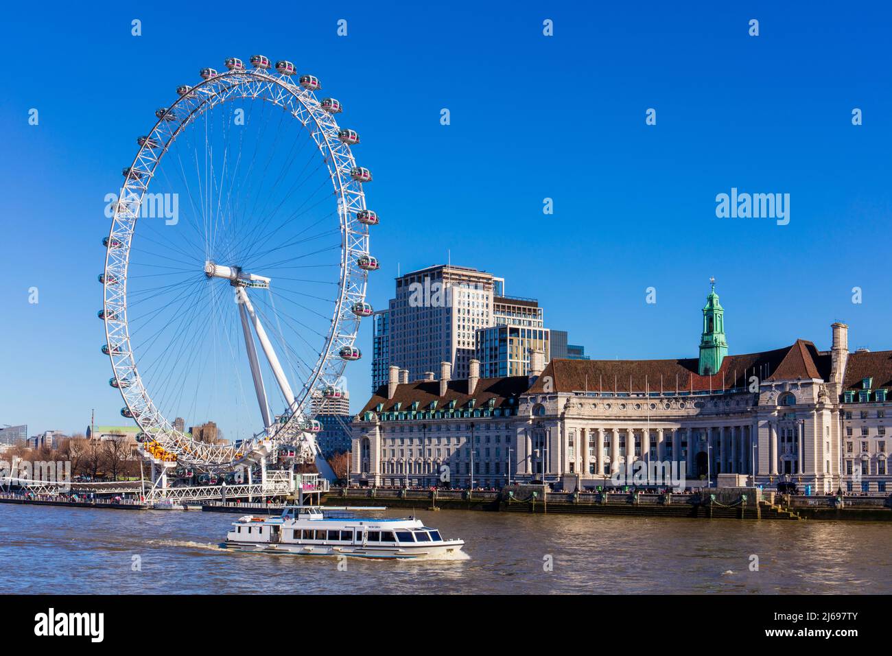 Una barca che passa di fronte al London Eye e al London Aquarium in una giornata di sole, Londra, Inghilterra, Regno Unito, Europa Foto Stock