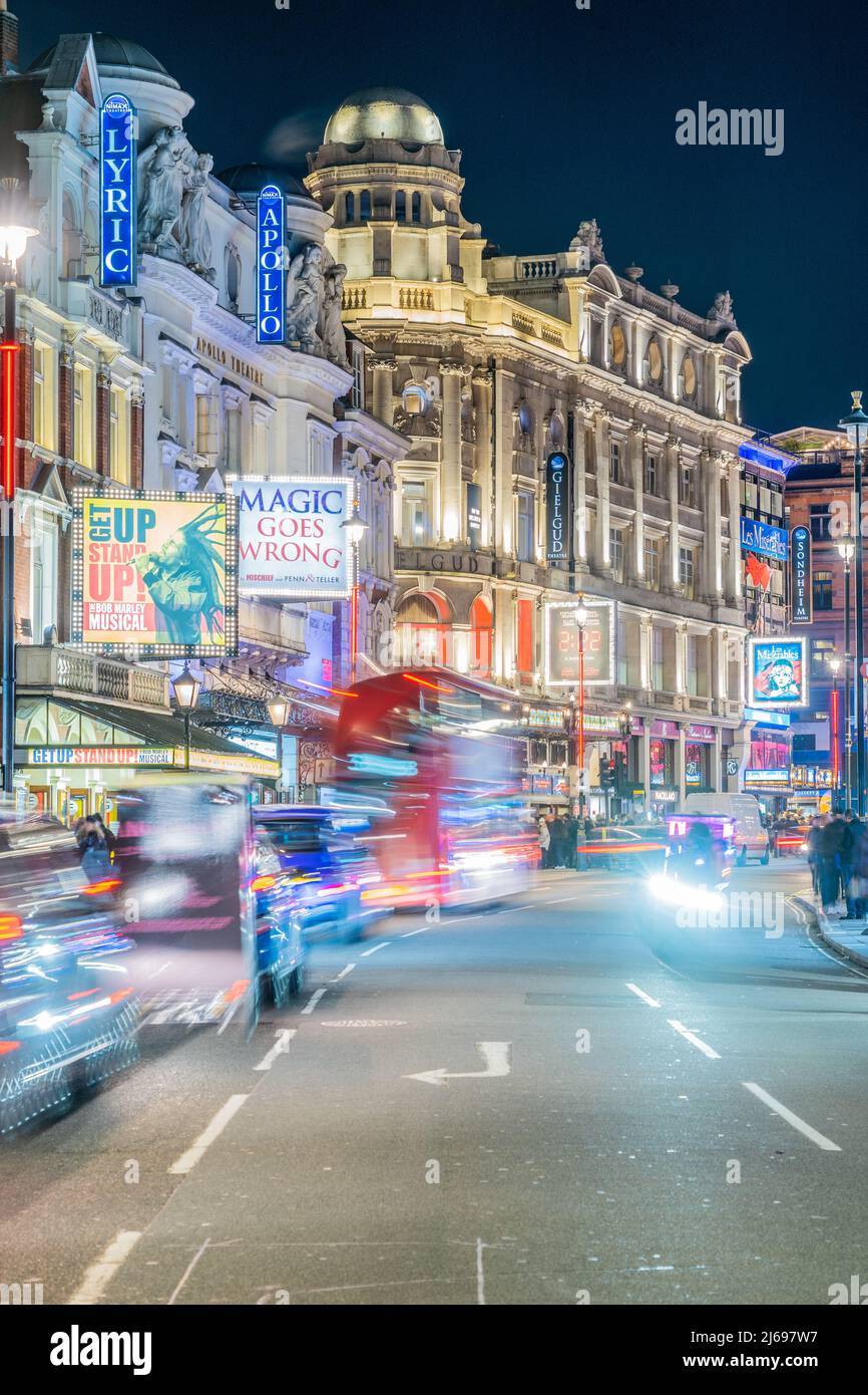 Shaftesbury Avenue è anche conosciuta come Theatreland, di notte, Londra, Inghilterra, Regno Unito Foto Stock