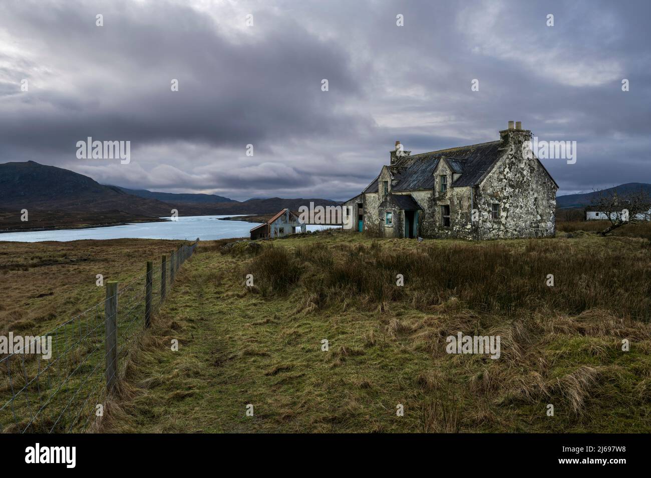 Abbandonata casa croft che domina Loch Siophort e le colline di Harris, Arivruaich, Isola di Lewis, Ebridi esterne, Scozia, Regno Unito, Europa Foto Stock