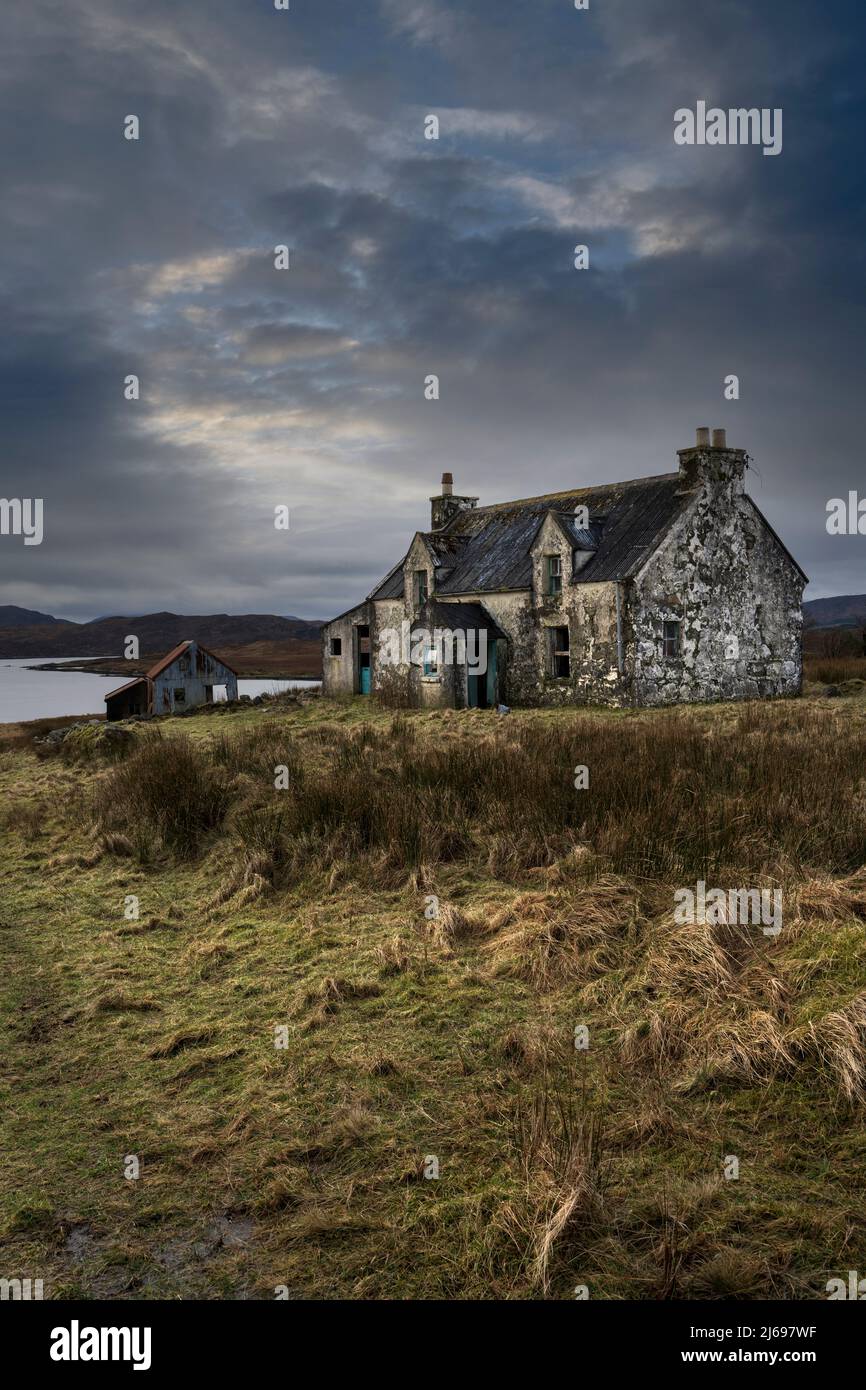 Casa abbandonata di croft che si affaccia su Loch Siophort e sulle colline di Harris, Isola di Lewis, Ebridi esterne, Scozia, Regno Unito, Europa Foto Stock