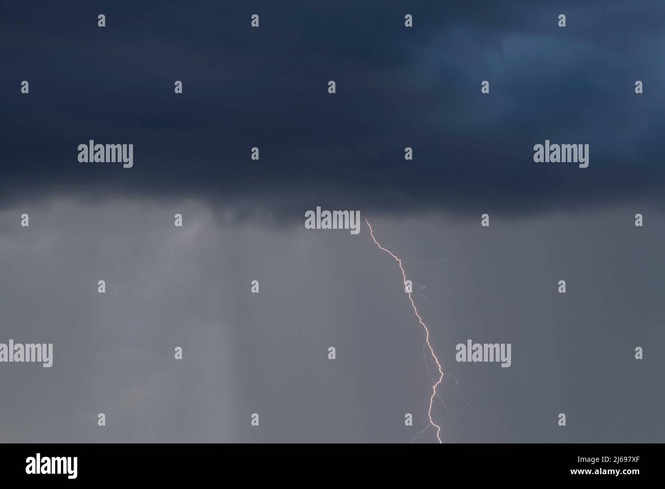 guarda il colpo di fulmine dalla nuvola di temporale oscura Foto Stock