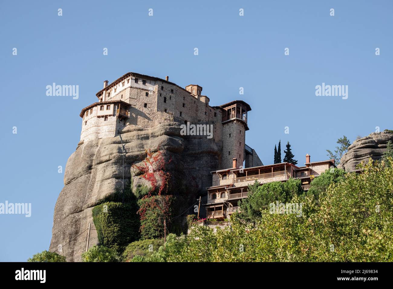 Monastero di Roussanou su una scoscesa roccia a Meteora, patrimonio dell'umanità dell'UNESCO, Tessaglia, Grecia Foto Stock