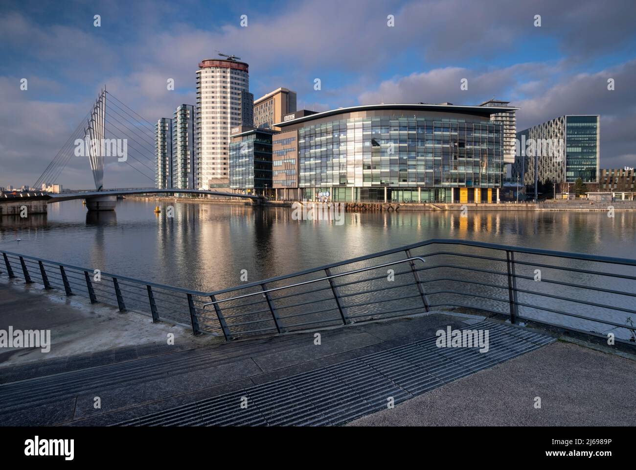 MediaCityUK, Media City Footbridge e BBC Studios, Salford Quays, Salford, Manchester, Inghilterra, Regno Unito, Europa Foto Stock
