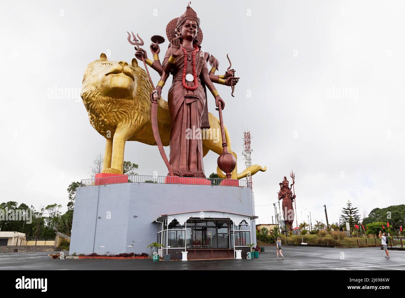 Statua della dea indù Durga, alta 108 metri, con il suo veicolo leone Manastala, a Ganga Talao, Mauritius, Oceano Indiano, Africa Foto Stock