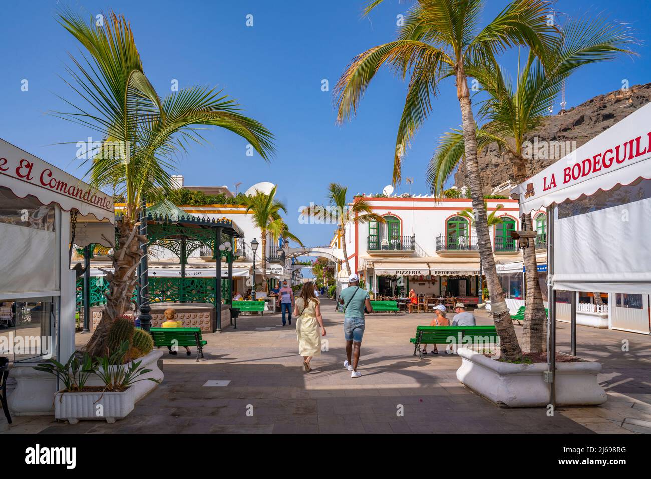 Vista di caffè e negozi lungo il lungomare della città vecchia, Puerto de Mogan, Gran Canaria, Isole Canarie, Spagna, Atlantico, Europa Foto Stock