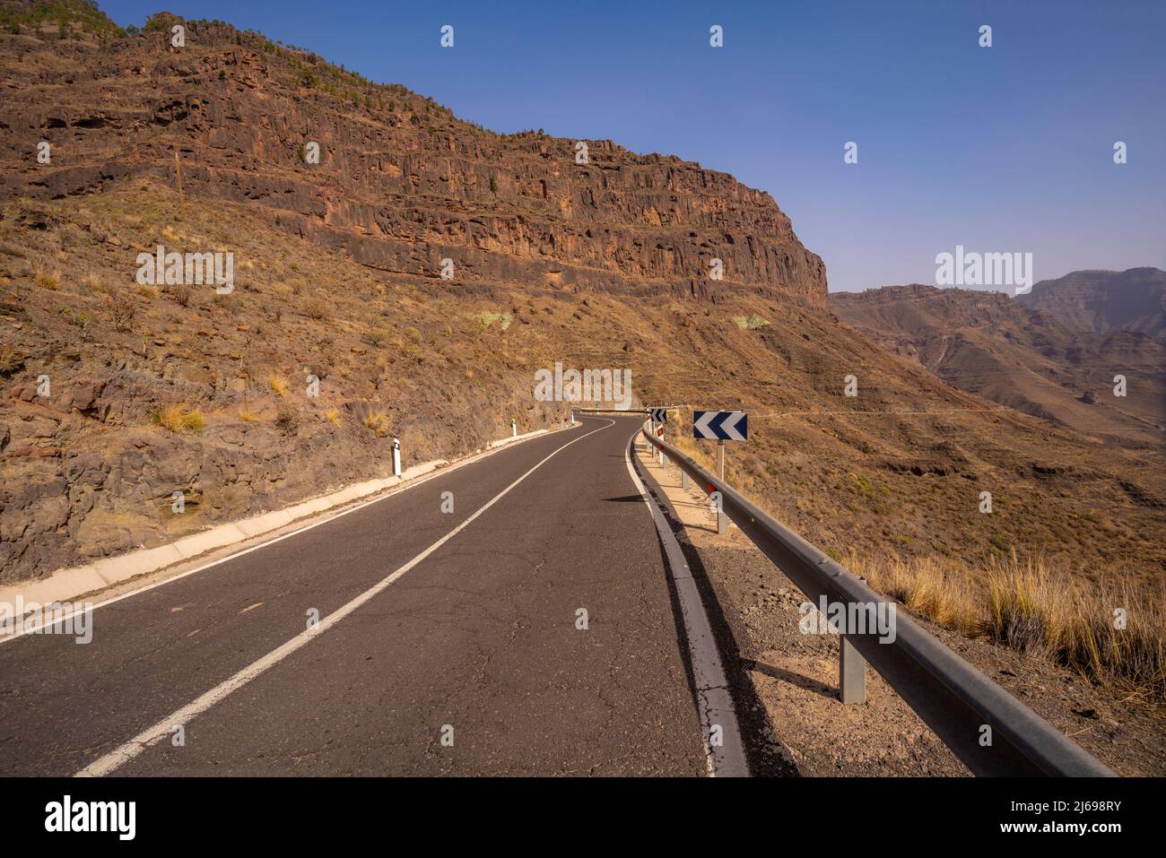 Vista della strada in paesaggio montagnoso vicino a Tasarte, Gran Canaria, Isole Canarie, Spagna, Atlantico, Europa Foto Stock