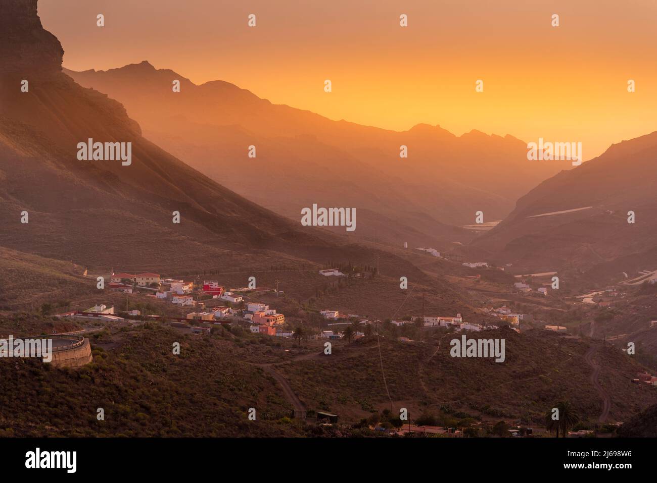 Vista del paesaggio montagnoso durante l'ora d'oro vicino a Tasarte, Gran Canaria, Isole Canarie, Spagna, Atlantico, Europa Foto Stock
