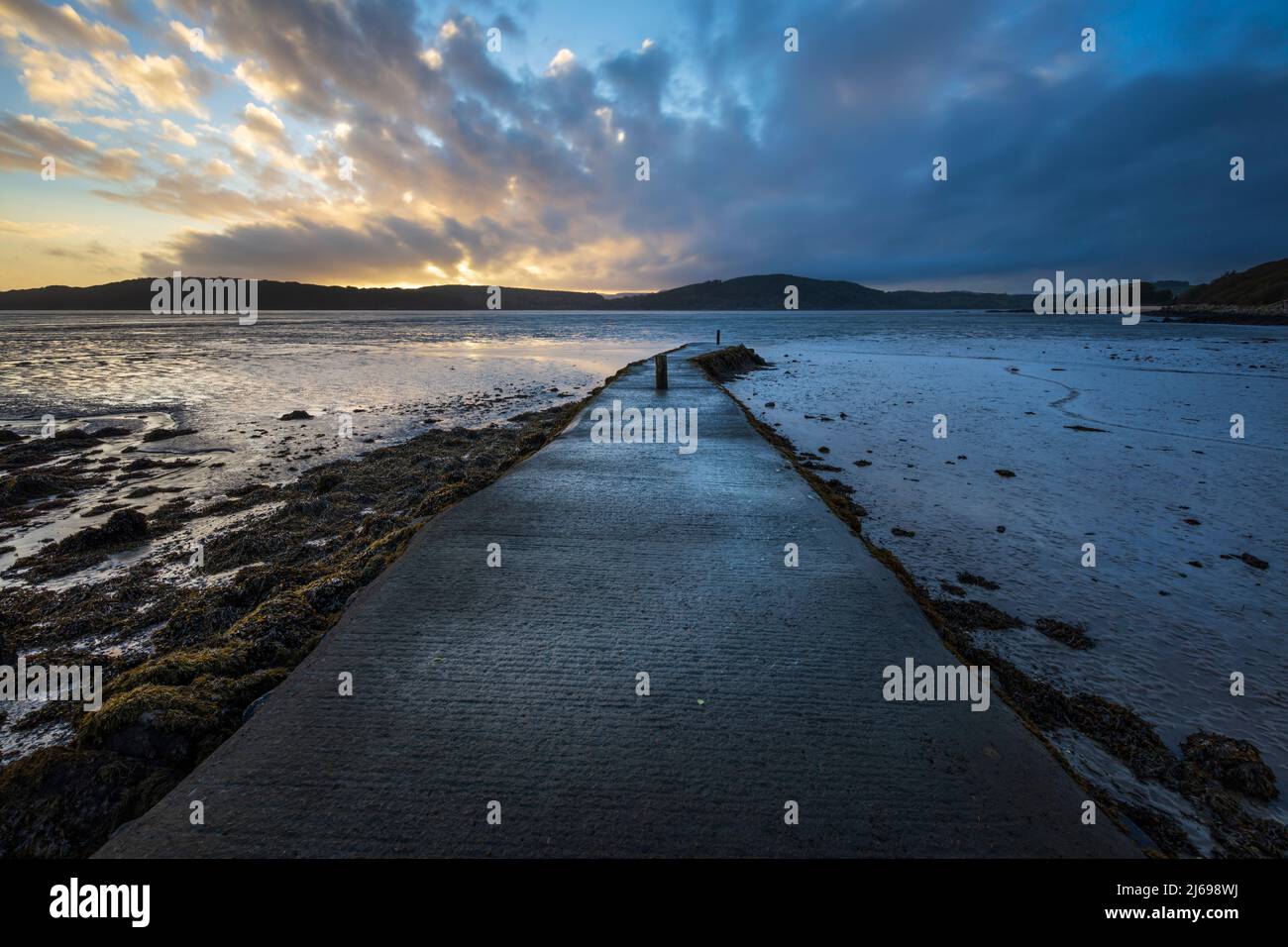 Molo con bassa marea al tramonto, Rockcliffe, Dalbeattie, Dumfries e Galloway, Scozia, Regno Unito, Europa Foto Stock