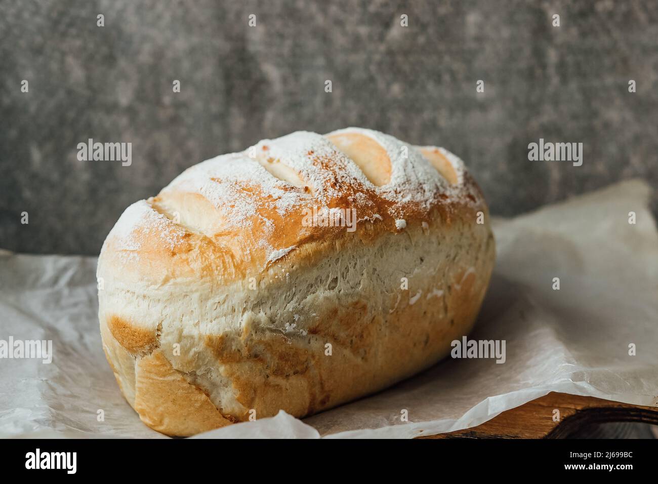 Il pane fresco fatto in casa si raffredda dopo la cottura. Messa a fuoco selettiva. Posiziona per testo. Foto Stock