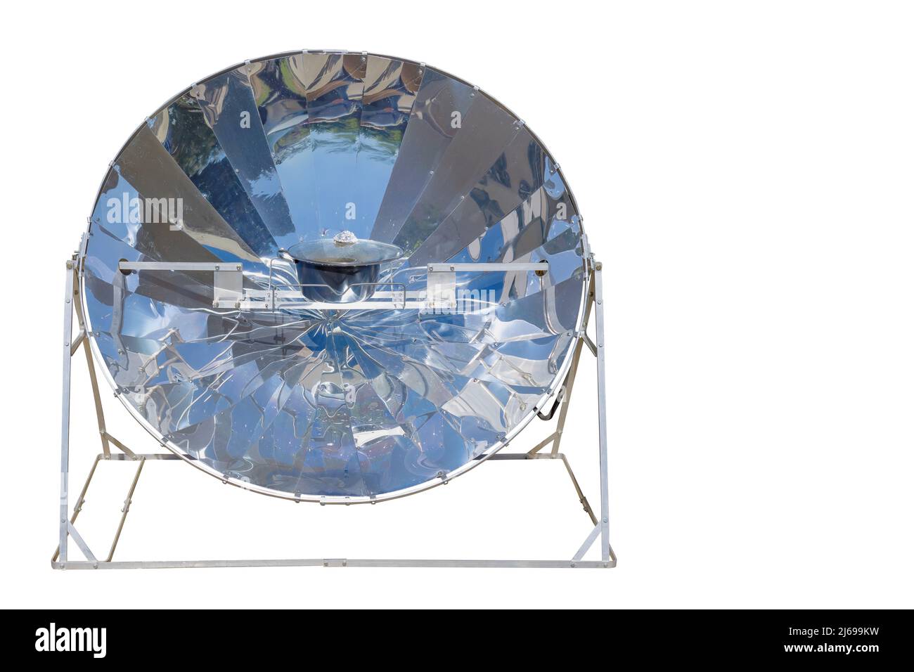 Cucina con energia solare, forno solare parabolico nel mezzo della cottura di un piatto grazie all'energia solare isolato su sfondo bianco con spazio per il testo Foto Stock
