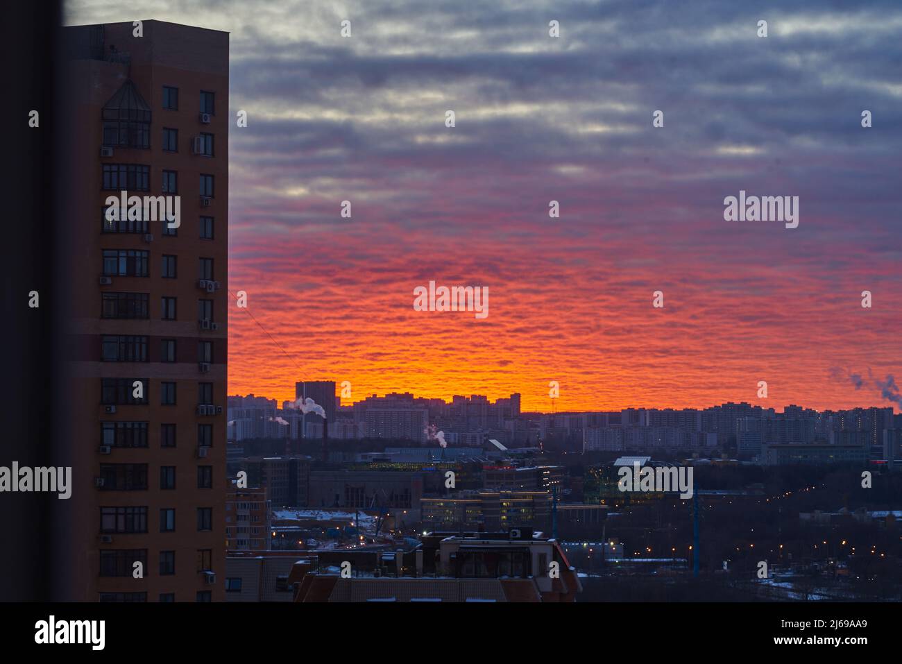 Paesaggio urbano. Un luminoso tramonto su una città invernale. Foto Stock